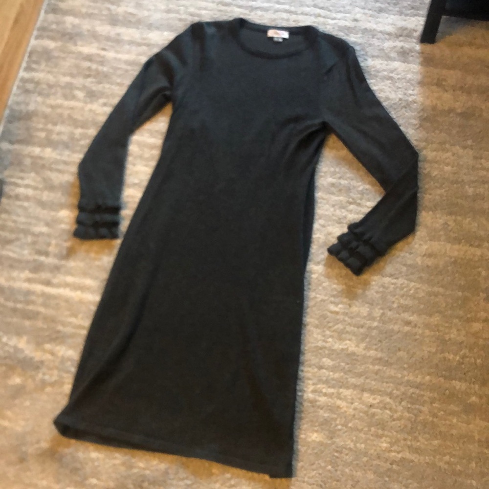 Calvin Klein beautiful dress with ruffle sleeve